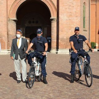La consegna delle biciclette, ieri in piazza Duomo