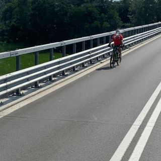 Bici sul raccordo autostradale a Fossano, la segnalazione di un nostro lettore