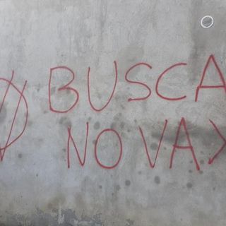 "I vaccini uccidono": scritte no-vax sul muro del cimitero di Busca