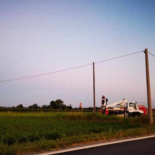Cervere: trattore urta palo, cavo della linea elettrica si abbassa sulla Statale 231