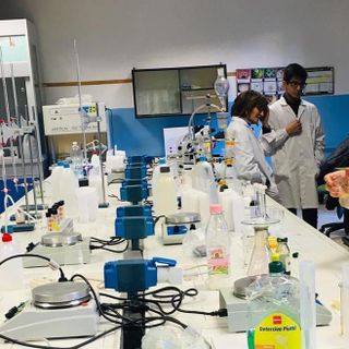 Studenti al lavoro nei laboratori del "Cillario"