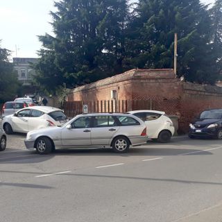 Auto in coda all'ex pronto soccorso di Bra