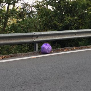 Cherasco, ogni settimana quel sacchetto di rifiuti abbandonato sulla salita vecchia