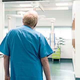 Ieri l'addio dei due medici  dopo la breve esperienza vissuta nel nuovo ospedale (nella foto di Barbara Guazzone il dottor Giuseppe Cornara)