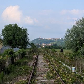 La tratta ferroviaria che unisce Alba e Asti (archivio)