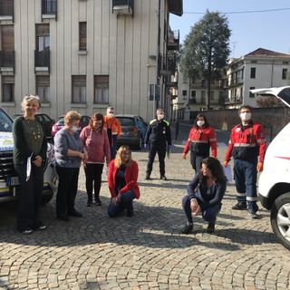 La preside Boggetto, prima da sinistra, col personale dell'istituto e i volontari