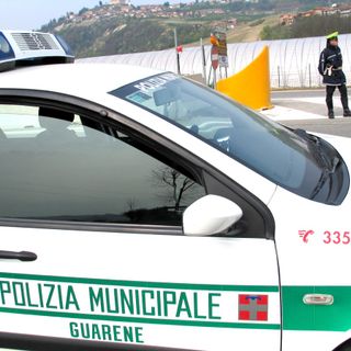 Senza patente né assicurazione fugge al posto di blocco: inseguito e bloccato dalla Municipale di Guarene e Castagnito
