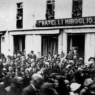 Il primo negozio Miroglio in piazza Duomo (foto archivio Miroglio)