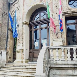 Bra, Giornata delle Nazioni Unite: bandiera ONU sulla facciata del Municipio