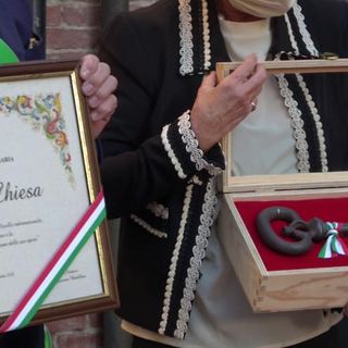 Santa Vittoria d'Alba, una chiave realizzata a mano e una pergamena al maestro Gioachino Chiesa