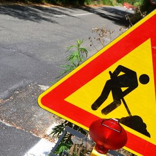 Lavori sulla strada per Castino a Rocchetta Belbo