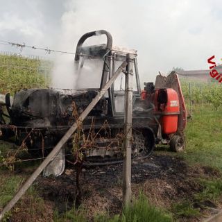 Alba, mezzo agricolo a fuoco nel vigneto della scuola enologica (FOTO)