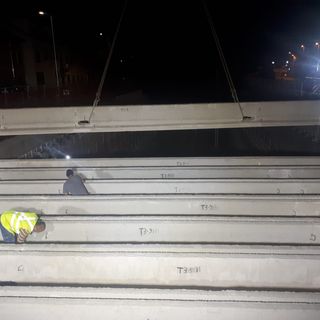 Operai al lavoro sul cantiere della ferrovia