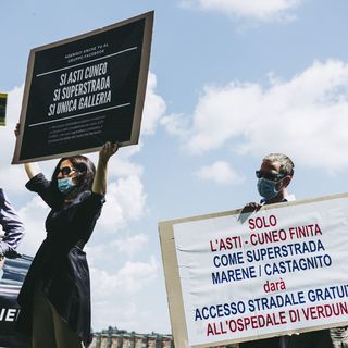 Un momento del sit-in tenuto a Grinzane venerdì scorso (foto Barbara Guazzone)
