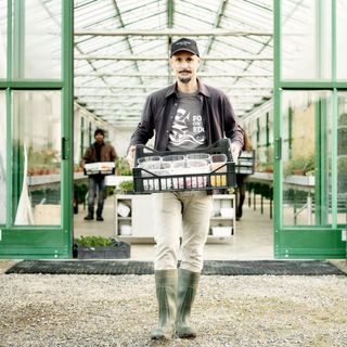 Lo chef Enrico Crippa nell'orto del ristorante Piazza Duomo