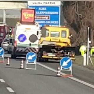 Macchina si cappotta ed esce di strada sulla Torino-Savona prima del casello di Marene
