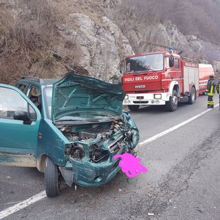 Incidente sulla Statale 28 a Garessio: auto finisce nella corsia opposta e si schianta contro la roccia