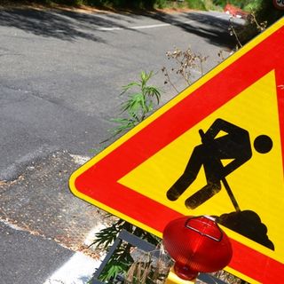 Avanza il ripristino notturno della pavimentazione sulla statale 23, tangenziale di Fossano