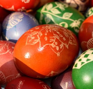 Uova colorate per la “festa delle feste”: è la Pasqua ortodossa che si festeggia oggi, domenica 2 maggio