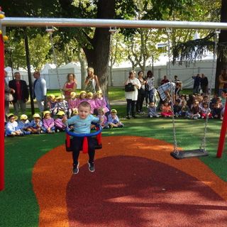 A Bra taglio del nastro per il "Dado della Pace" e per la nuova area gioco inclusiva in piazza Roma