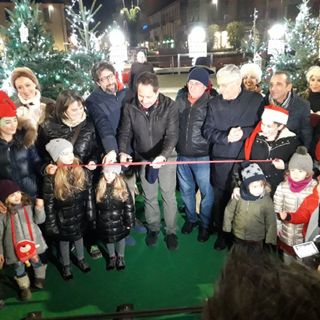 L'ad di Egea PierPaolo Carini inaugura il villaggio di Natale allestito in piazza Ferrero