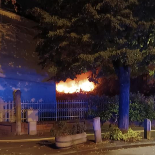 Fermato dai carabinieri con un accendino mentre la casa va a fuoco: arrestato con l'accusa di incendio doloso Fermato dai carabinieri con un accendino mentre la casa va a fuoco: arrestato con l'accusa di incendio doloso