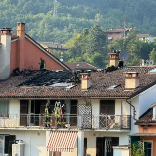 Ceva, vasto incendio a un tetto con pannelli fotovoltaici: evacuate le case adiacenti [VIDEO]