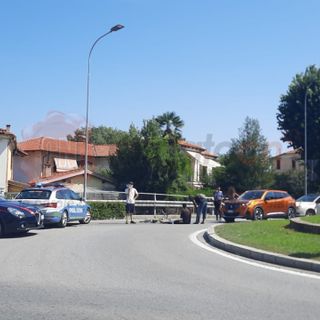 Auto contro bici a Saluzzo sulla rotonda di Porta Cuneo, traffico in tilt