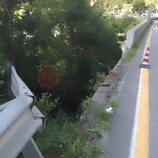 Il punto in cui l'auto ha sfondato guardail e muretto in cemento