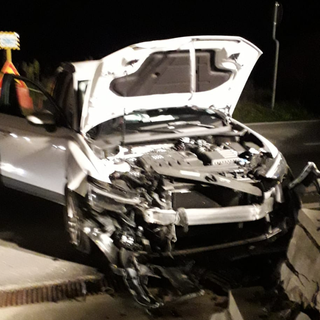 Auto si schianta contro un muro di cinta in via Aldo Moro a Dogliani, ferito trasportato all'ospedale di Mondovì