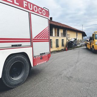 Auto si ribalta e finisce contro un'abitazione in frazione Mellea di Fossano