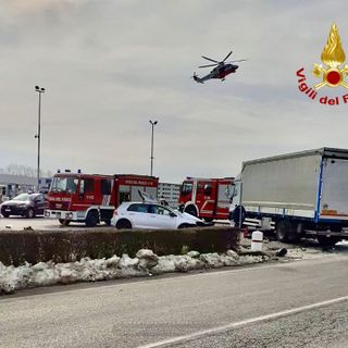 Vigili del fuoco intervengono in un incidente