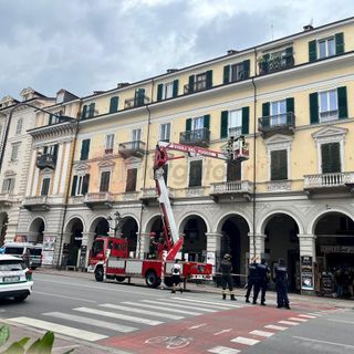Infissi pericolanti in corso Nizza a Cuneo: intervento dei vigili del fuoco