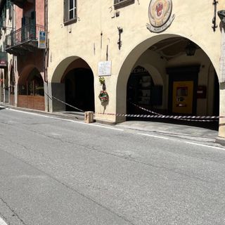 Dronero, non si ferma all'alt e tenta di investire i vigili che sparano alle gomme