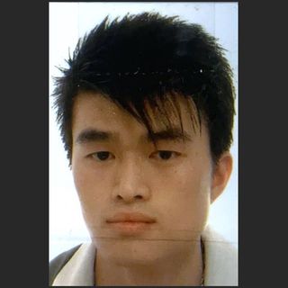 Jie Hu, conosciuto come Davide, è morto nel tentativo di salvare il suo negozio dal rogo Jie Hu, conosciuto come Davide, è morto nel tentativo di salvare il suo negozio dal rogo