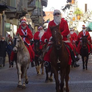 I Babbi Natale della Scuderia del Bandito in una passata sfilata