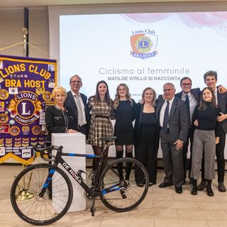 La ciclista Matilde Vitillo con i soci del Lions Club Bra La ciclista Matilde Vitillo con i soci del Lions Club Bra