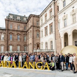 L'Alta Langa ha tenuto la sua "prima": in 2mila per scoprire 140 cuvée di sessanta produttori diversi L'Alta Langa ha tenuto la sua "prima": in 2mila per scoprire 140 cuvée di sessanta produttori diversi