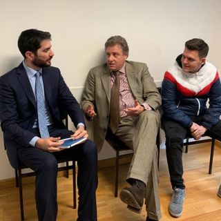 Incontro presso il Consolato italiano a Londra tra il console Diego Solinas, l’avvocato Enrico Martinetti e il giovane Leonardo Motera