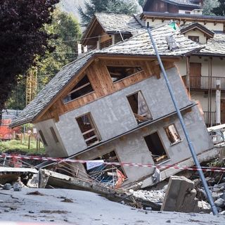 La foto simbolo dell'alluvione a Limone
