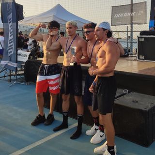 Luca Barbero (secondo da sinistra) con il trofeo endurance di calisthenics