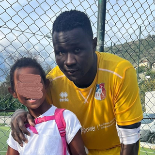 Lys Gomis insieme alla figlia nella foto pubblicata sui propri profili social Lys Gomis insieme alla figlia nella foto pubblicata sui propri profili social