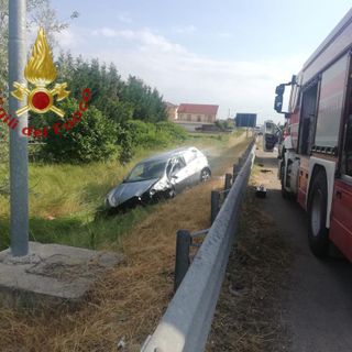 Macchina fuori strada in frazione Bricco di Cherasco: grave l'uomo alla guida
