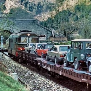 Una foto del 1987, quando le auto venivano trasportate su navette lungo la ferrovia Cuneo-Nizza