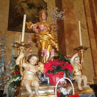 Nella foto simulacro della Madonna dei Fiori, Patrona di Bra