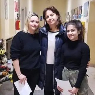 Nella foto, da destra a sinistra, Matilde Cavallo nuovo sindaco junior, il primo cittadino cornelianese Alessandra Balbo e Beatrice Baralis, l'altra candidata alla guida del Consiglio comunale dei Ragazzi