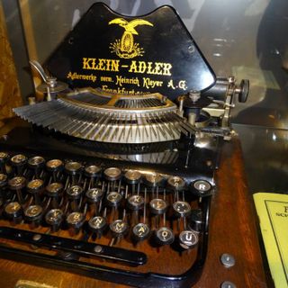 Un modello di macchina da scrivere esposto al Museo della Scrittura Meccanica di Bra