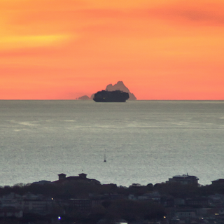 Una nave da crociera 'parcheggiata' davanti al Monviso. Nuovo scatto impossibile dalla Toscana