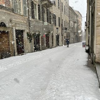 Calo delle temperature e tempo instabile: da lunedì piogge e nevicate anche a bassa quota