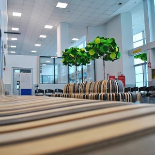 Nuovo look per l'aeroporto di Cuneo: negli spazi interni arriva il design sostenibile Green Funirture Concept